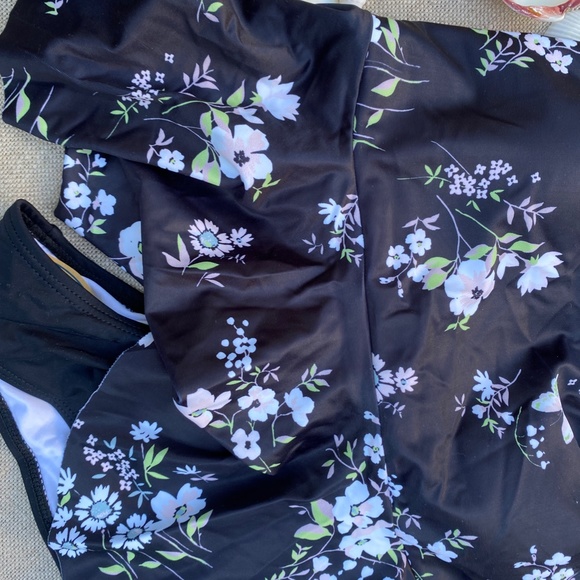 Sweet Floral print Halter Tankini with Peplum Black Bottoms - Picture 14 of 16